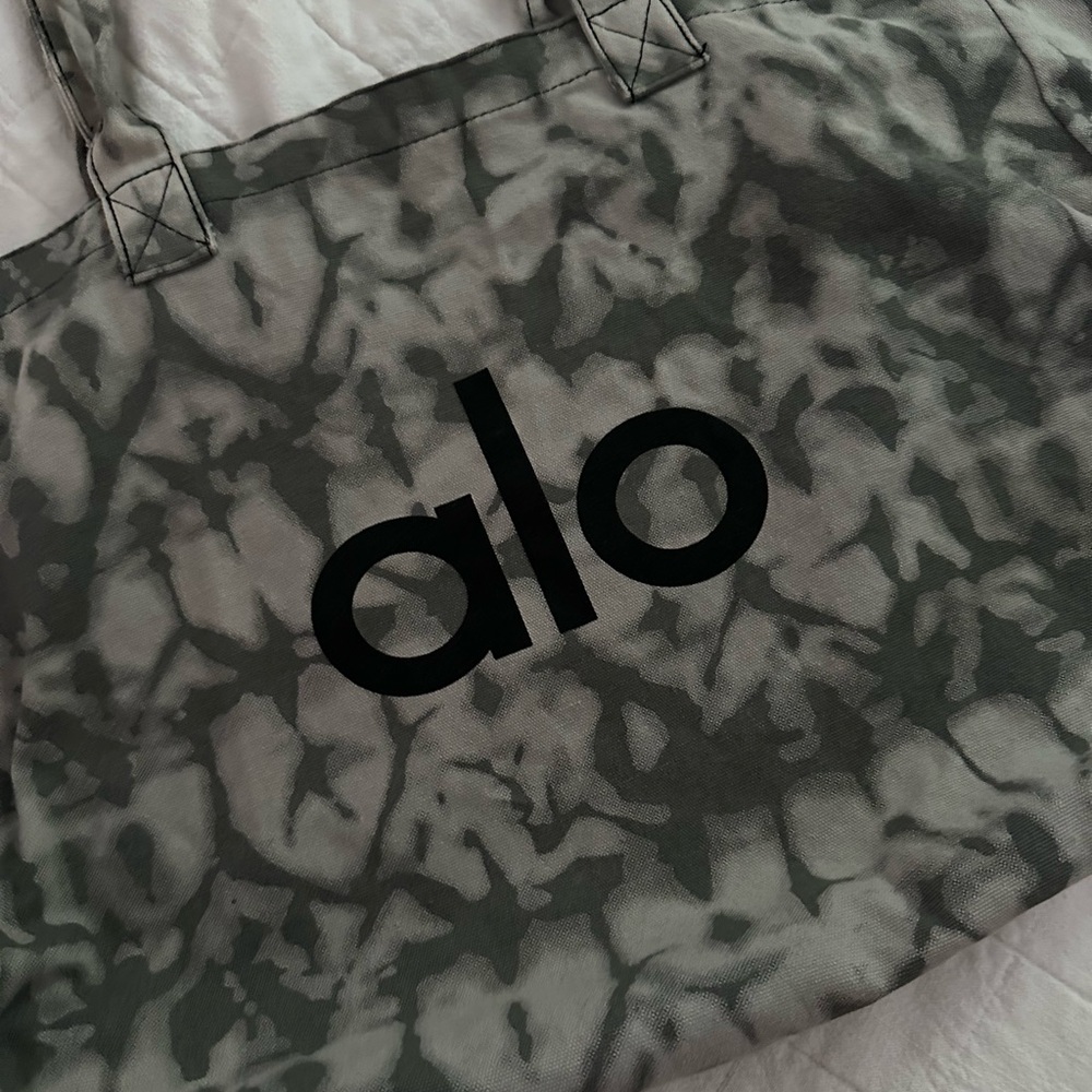 ALO Yoga Camouflage Tote Bag - Black and Gray